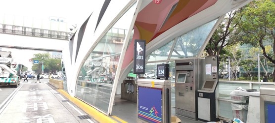 台中市交通局在台灣大道公車專用道-乘客較密集的市政府站等6站輪椅候車區-設置服務燈系統-讓行動不便的乘客及年長者在專用道站台乘車更便利