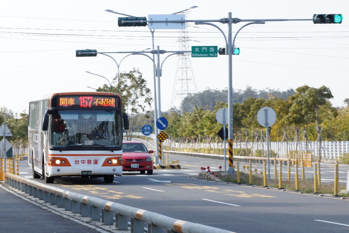 台中市157路公車為服務市民-去年曾調整行駛路線並行經后神路-對於該路段有快慢車道